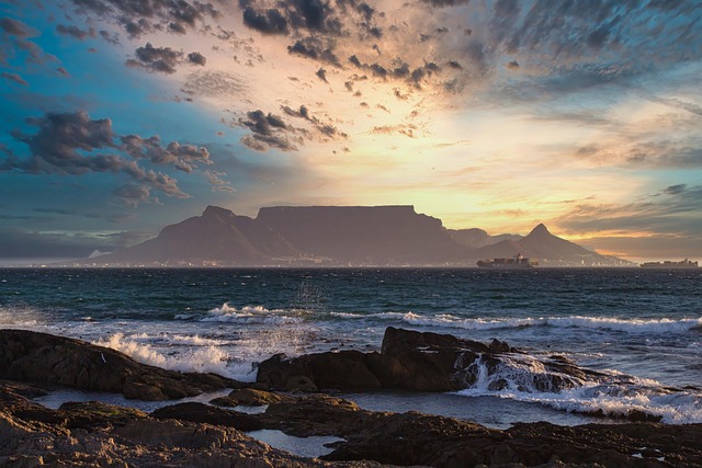 Cape Town by road, between ocean force and mountain patience